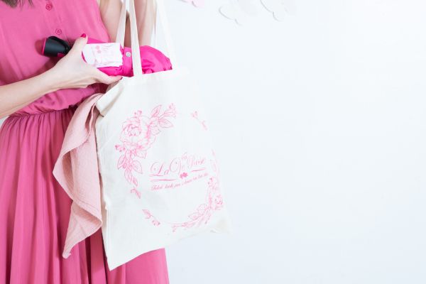 11 Aprile: Vuoi in omaggio il kit shopper + ombrellino logati La vie en rose + pashmina?